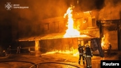 Спасатели тушат пожар после российского удара по Харькову, 23 апреля 2025 года