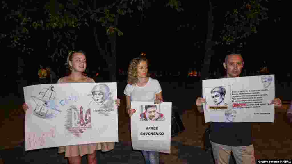 28 сентября, накануне очередного заседания по делу Савченко, пикет с требованием освободить ее и других политзаключенных в России провела группа активистов в Ростове-на-Дону