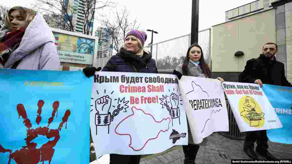 На плакатах у активистов были надписи «Крым будет свободным», «Путин, вон из Крыма» и другие