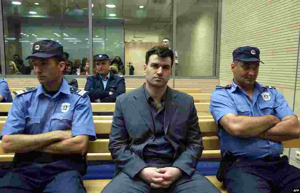 Человек, стоявший за убийством Джинджича, - бывший командир полувоенного формирования Милорад Улемек по прозвищу Легия - в ожидании суда 10 мая 2003 г. В 2007 году его совместно с Звезданом Йовановичем приговорили к 40 годам лишения свободы за убийство премьер-министра.