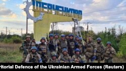 Soldații ucraineni s-au fotografiat la semnul care indică intrarea în orașul Șevcenkove, regiunea Harkov, la 30 de km de Kupiansk, după ce frontul rusesc a fost spart în est, iar ofensiva ucraineană a înaintat 50 de kilometri.