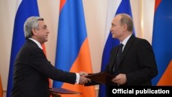 სომხეთის პრეზიდენტმა სერჟ სარქისიანმა (მარცხნივ) მოსკოვში თავის რუს კოლეგასთან, ვლადიმირ პუტინთან მოლაპარაკებებზე განაცხადა, რომ სომხეთი შეუერთდება საბაჟო კავშირს, რომელშიც რუსეთი დომინირებს