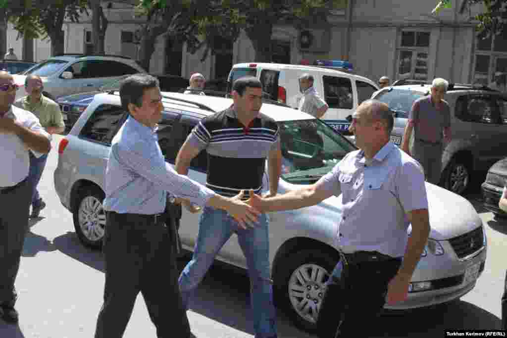 Əli Kərimli BŞBPİ qarşısında vəkil Məhsum Bayramovla görüşərkən