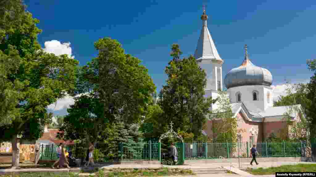 Церковь Николая Чудотворца – едва ли не главная историческая достопримечательность Зуи. Ее начали возводить в 1834 году, а через 44 года разобрали – здание обветшало. Новую церковь, которая стоит до сих пор, отстроили на месте старой в 1884 году. В советский период ее использовали как склад, спортзал и библиотеку, а уже при независимой Украине церковь передали УПЦ (МП)