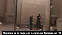 Скрийншот от видеото, което показва как униформени завличат хора зад колоните на сградата на Министерския съвет и там им нанасят удари