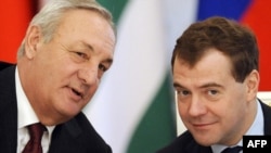 Жакында экинчи мөөнөткө кызматына киришкен абхаз президенти биринчи "чет элдик визит менен" Москвага келип, Кремлде президент Дмитрий Медведев менен сүйлөшүүлөрдү өткөрдү.