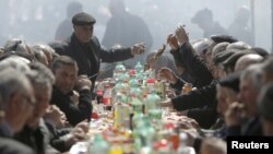 Как в грузинских, так и в азербайджанских семьях застолье ведет тамада
