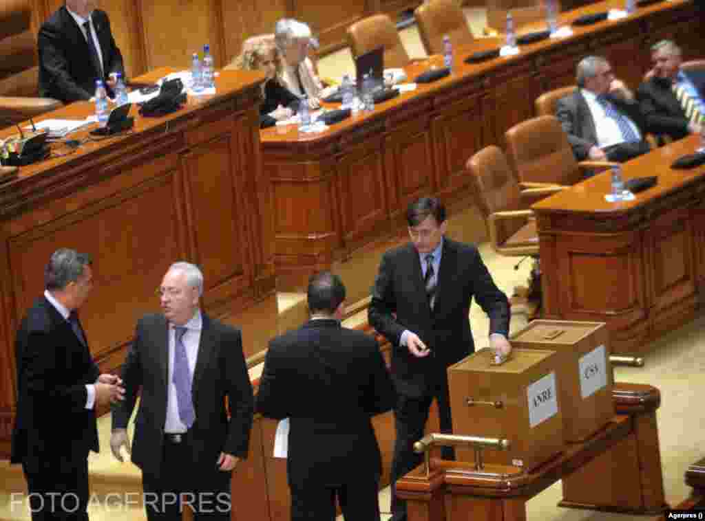 Cele mai importante legi adoptate în legislatura 2012-2016: Legea insolvenței persoanelor fizice (Legea nr. 151/2015), Legea Registrului Electoral (Legea nr. 135/2015), Legea votului prin corespondență (Legea nr. 289/2015), Legea privind combaterea incitării la ură și discriminare (Legea nr. 217/2016). În imagine, vot în ședința comună la celor două camere din octombrie 2012. 