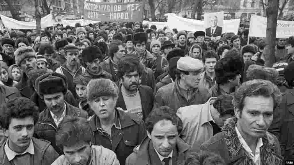 Krimski Tatari u Krasnodaru, na jugu Rusije, tražili su da im se dozvoli povratak u domovinu. Skup je bio prvi nacionalni protest o kojem je sovjetska štampa izvijestila, 6. marta 1988. Tatari su masovno deportovani sa Krima tokom Drugog svjetskog rata, nakon što ih je Staljin optužio za saradnju sa nacističkom Njemačkom.