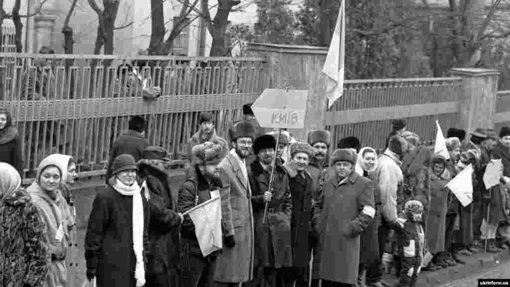 Львов. В «цепи» приняли участие, по официальным данным советского режима, около 450 тысяч человек. По неофициальным оценкам – от одного до пяти миллионов человек