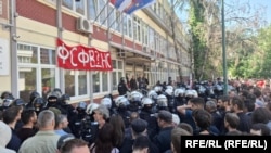 Полиција и граѓани пред Факултетот за спорт и физичко воспитување во Нови Сад, 28 април 2025 година