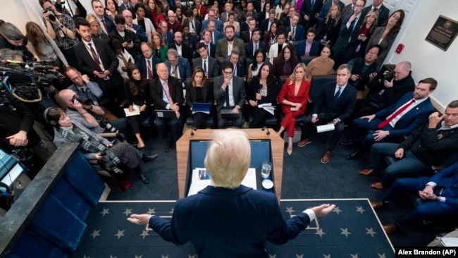 Prezident Donald Tramp Ağ evdə jurnalistlərə danışır.