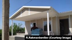 Баткен облусунун Лейлек районундагы Максат айылында салынган үй. 