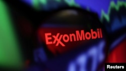 Exxon face parte din grupul „Big Oil”, denumirea dată celor mai mari șase sau șapte companii tranzacționate public din domeniul de petrol și gaze.