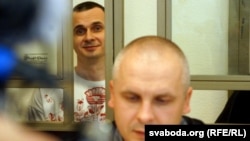 Адвокат Дмитро Дінзе та Олег Сенцов у суді, архівне фото