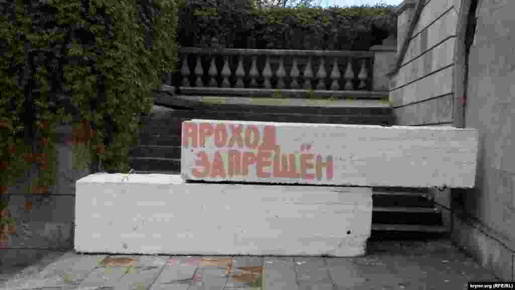 Левое крыло одного из пролетов Митридатской лестницы в Керчи закрыли для посетителей