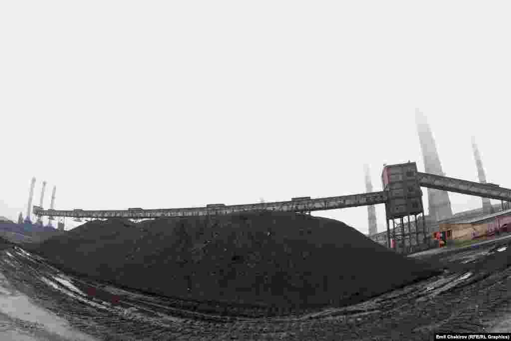 Бишкек ЖЭБнун директору Андрей Воропаевдин айтымында, отун көлөмүнүн аздыгы быйыл көмүр сатып алуу боюнча тендер үч жолу үзгүлтүккө учурагандыгына байланыштуу. Ал "бирок бул абал жылуулук берүүгө кедергисин тийгизбейт" деп билдирди. 