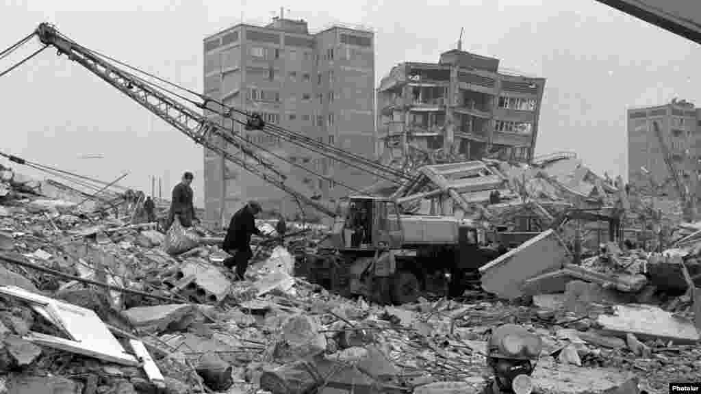 Декабрь 1988 года: землетрясение в Армении. Меньше чем за 20 секунд в груды развалин превращаются целые жилые кварталы. Специальные укрепляющие стержни, используемые при строительстве домов в сейсмоопасных районах, были ранее украдены и проданы на «черном рынке». Погибли более 30 тысяч человек. 