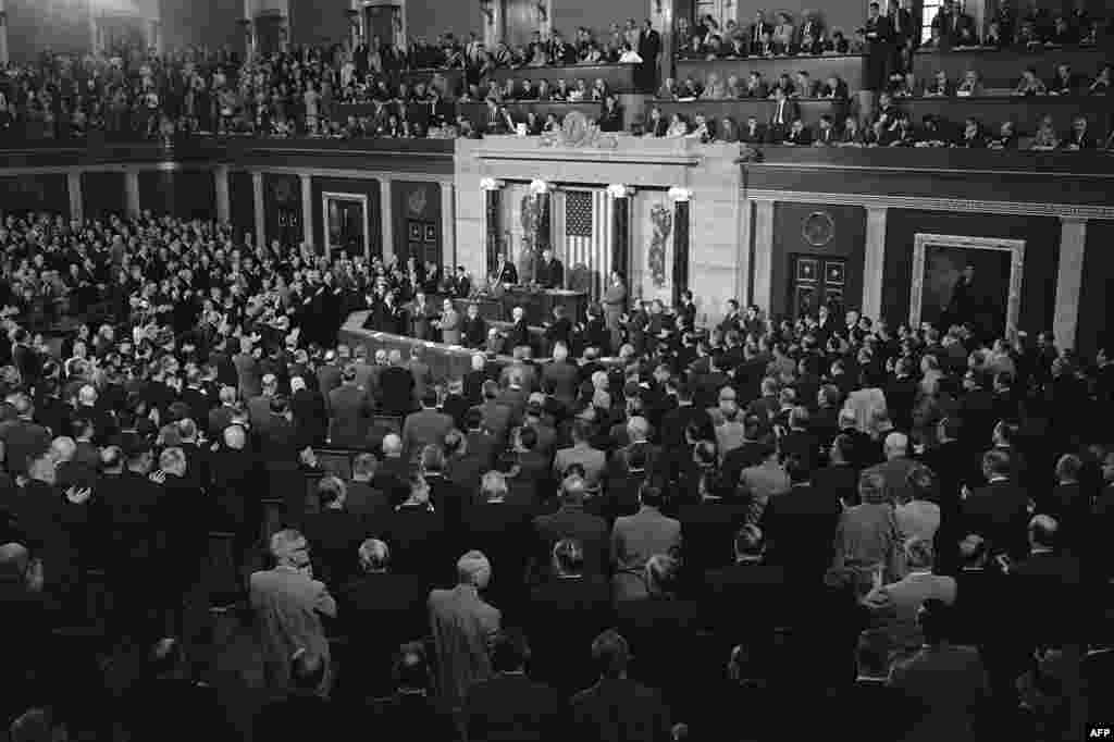 Прэзыдэнт Кэнэдзі выступае перад Кангрэсам ЗША 26 траўня 1961 году, дзе заканадаўцы просяць вылучыць грошы, каб адправіць першага чалавека на Месяц да 1970 г.