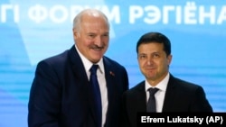Олександр Лукашенко (л) і Володимир Зеленський (п) під час Українсько-білоруського форуму в Житомирі, 4 жовтня 2019 року