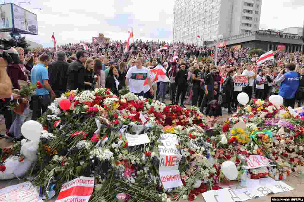 На місці прощання громадськості з Олександром Тарайковським вивісили біло-червоно-білий прапор Білорусі довжиною в понад 3 метри на крамниці неподалік готелю «Орбіта» в Мінську. Приходять тисячі людей. Одні приходять, інші відходять. Вони кладуть квіти. Прийшли також білоруський співак Макс Корж та телеведучий Юрій Жигамонт