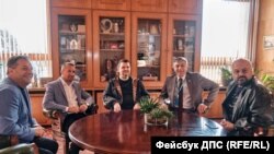 Кметът на Велико Търново Даниел Панов в кабинета си с Радослав Ревански, Делян Пеевски, Мустафа Карадайъ и Камен Костадинов. 