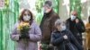 Epidemiologii recomandă încă de la începutul pandemiei ca în spațiile aglomerate oamenii să poarte mască de protecție indiferent de restricțiile impuse oficial.