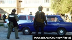 Представители спецслужб в Кульсары. 12 сентября 2012 года. Фото с сайта azh.kz. 
