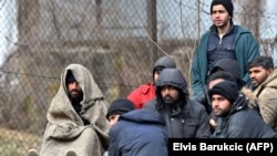 Grupa migranata ispred ulaza u kamp Blažuj nakon transportacije iz Tuzle u martu 2020.