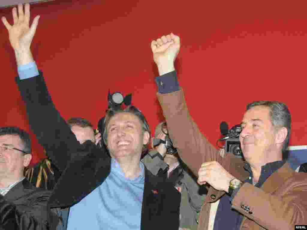 Crna Gora - Još jedna pobjeda - Premijer Milo Đukanović i predsjednik parlamenta Ranko Krivokapić proslavljaju pobjedu na parlamentarnim izborima, Podgorica, 30.03. Foto:Savo Prelević, RFE/RL