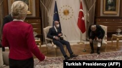 Predsednica Evropske komisije Ursula von der Leyen stoji dok predsednik Evropsog saveta Charles Michel i predsednik Turske Redžep Tajip Erdoan sede u palati u Ankari, 6. april 2021.