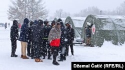 Migranti ispred kampa Lipa kod Bihaća, januar 2021. 