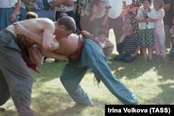Տղամարդիկ՝ ըմբշամարտի ժամանակ, Դաղստան, 1996թ.