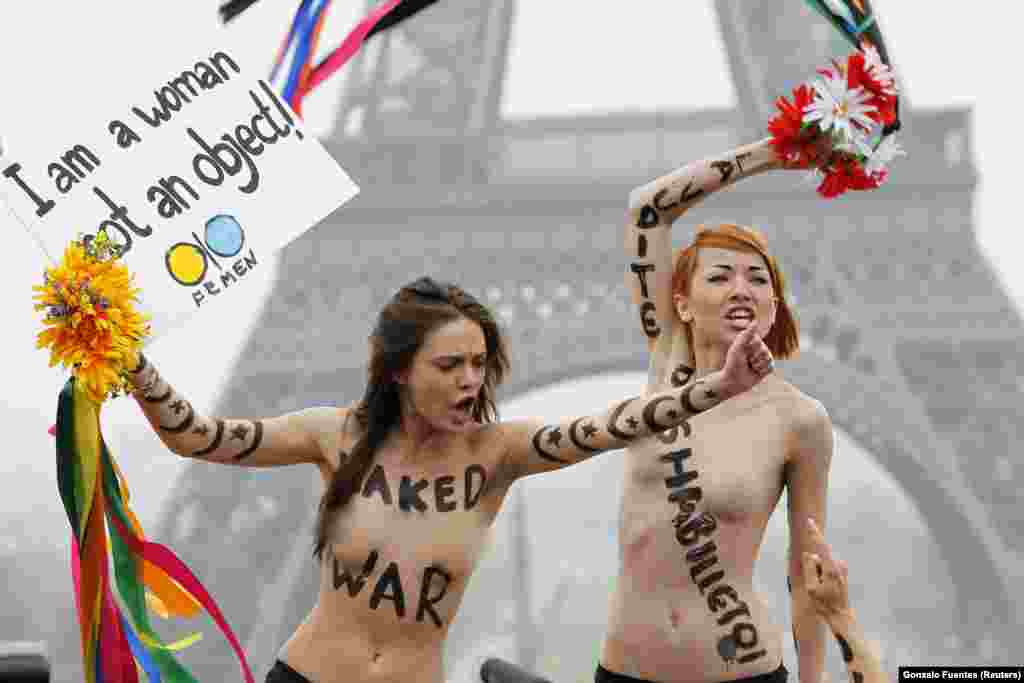 Оксана Шачко (ліворуч) разом з іншою активісткою Femen протестують проти сексизму в рамках Ісламу. Париж, 2012 рік