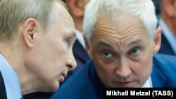 Владимир Путин (вляво) и Андрей Белоусов през 2017 година, когато Белоусов е съветник на президента