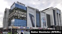 "Айчүрөк" соода борборунун алды. Бишкек. 9-август, 2021-жыл.