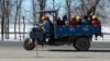 Рабочие нефтеперерабатывающего завода "Джунда".