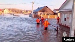 Оренбург облусунун Орск шаарындагы куткаруучулар, 6-апрель, 2024-жыл