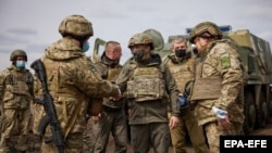 Украинанын президент Владимир Зеленский (ортодо) өлкөнүн дүрбөлөңдүү чыгыш бөлүгүндө болду. 2021-жылдын 8-апрели.