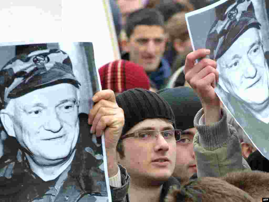 Nakon hapšenja Jove Divjaka, na osnovu Interpolove potjernice i optužnice o počinjenim ratnim zločinima, koju je raspisala Srbija, 3. marta 2011. godine u 20.00 sati na bečkom aerodromu na putovanju iz Sarajeva za Italiju, u Sarajevu je održan skup podrške umirovljenom generalu, 05.03.2011. Foto: AFP / Elvis Barukčić