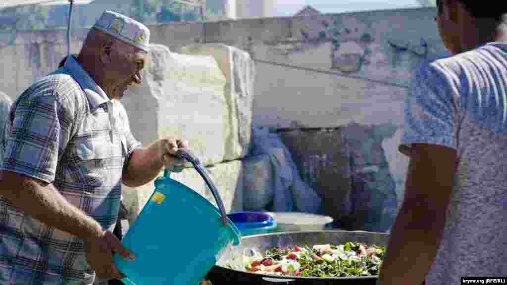 Следуя традициям, мясо жертвенного барана не моют. Его тщательно проверяют и очищают от всех прилипших шерстинок, после чего режут на мелкие куски и варят в воде с солью, луком и зеленью 