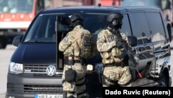 Pripadnici Državne agencije za istrage i zaštitu (SIPA) tokom vježbe na aerodromu u Sarajevu, oktobar 2017. godine 