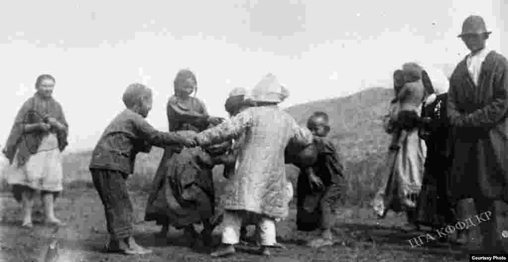 Кыргыз балдары ойноп жатат. 1928-жыл. 