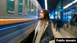 Девушка смотрит на поезд в Казахстане. Иллюстративное фото. Фото rail-news.kz