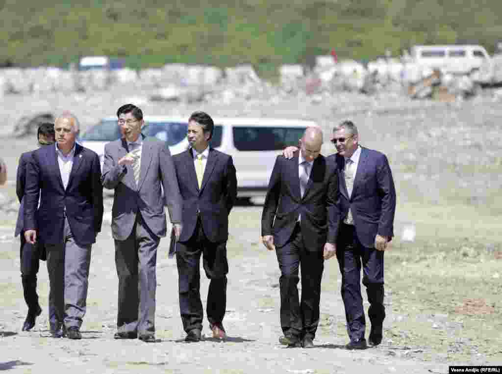 Ambasador Francuske Frederik Mondolini, ambasador Japana Djunići Marujama i Goran Vesić obilaze deponiju.