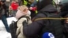 Олег Навальный менен Любовь Соболь үй камагына алынды