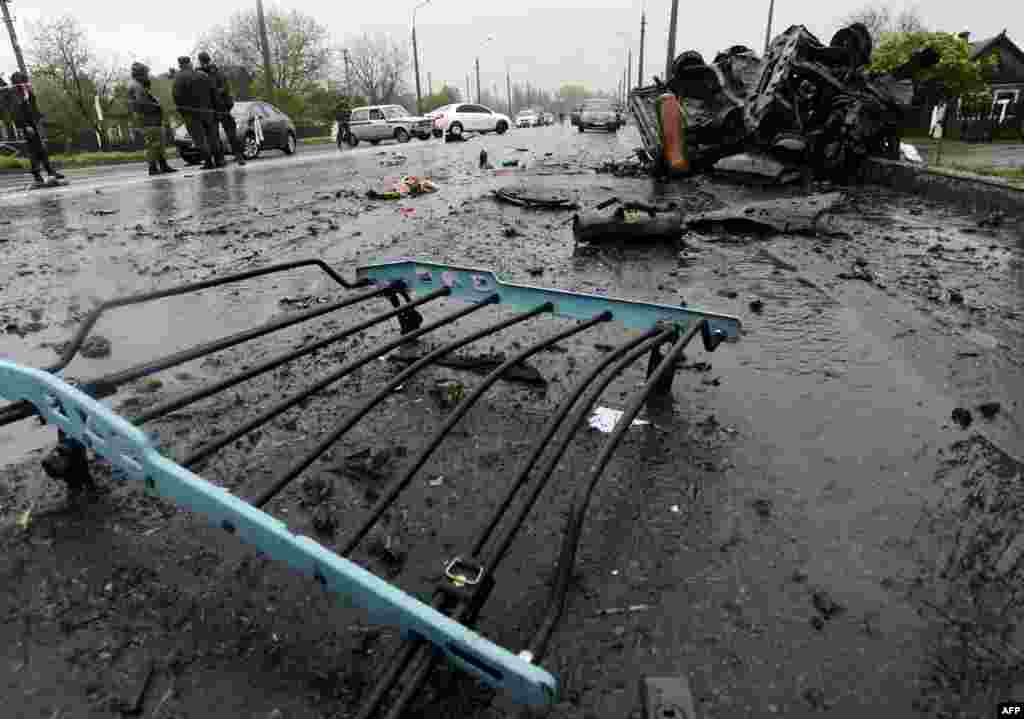 На місці обстрілу контрольно-пропускного пункту «Оленівка», що перебуває під контролем угрупування «ДНР». Проросійські бойовики заявляють про загибель чотирьох і поранення восьми цивільних внаслідок обстрілу. Штаб АТО називає це провокацією. Оленівка, 27 квітня 2016 року. БІЛЬШЕ ПРО ЦЕ