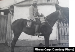 Ofițerul Constantin Carp pe calul Colibri în timpul primului război mondial.