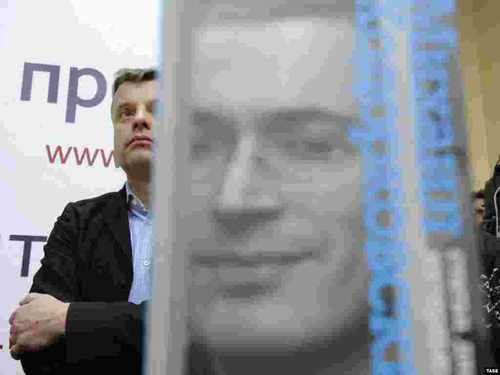 Ходорковскийдин китебинин бет ачар аземи. Москва, 2011-жылдын январы. 
