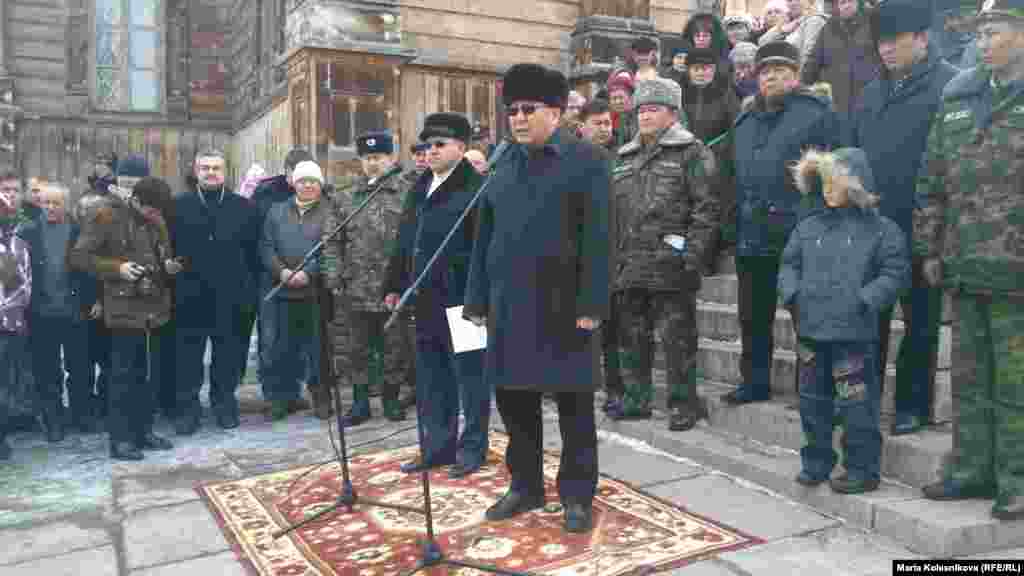Ага Чек ара кызматынын төрагасынын орун басары Таалайбек Усубалиев, облус башчысы Эмилбек Каптагаев баштаган бийлик өкүлдөрү да катышты. 